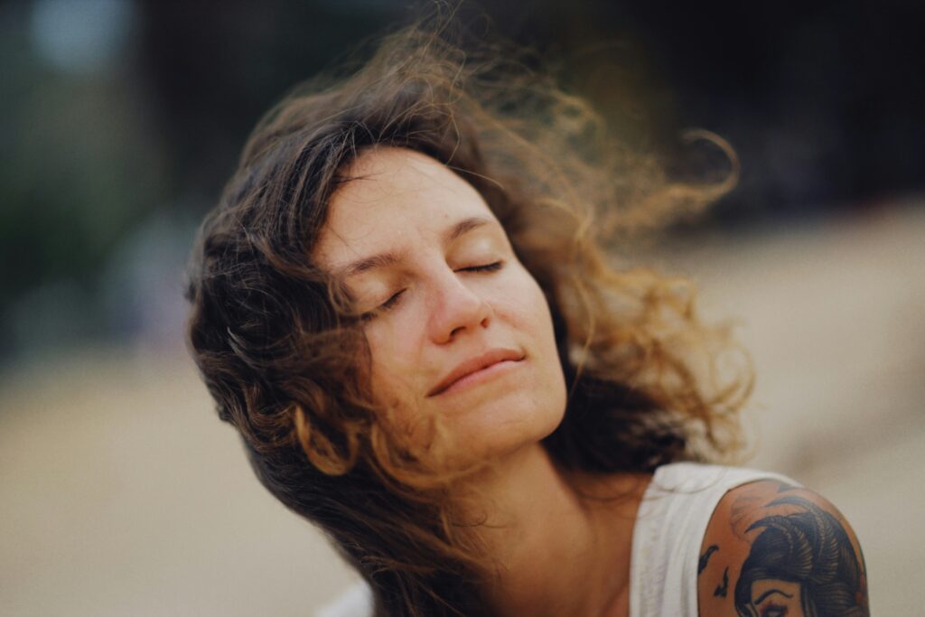 Mulher suspira leve mentalmente em paz e emocionante tranquila