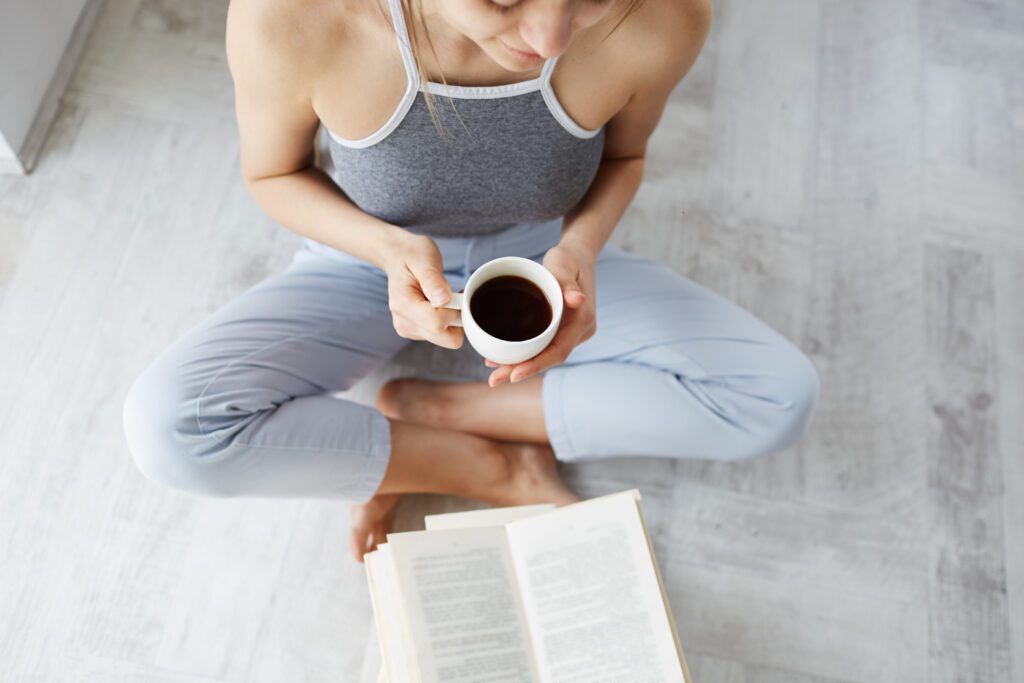Mulher relaxando com uma xícara, ambiente calmo ou luz suave